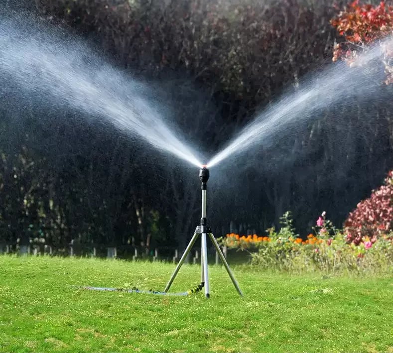 (🎁2024 New Year Hot Sale🎁)Rotating Tripod Sprinkler